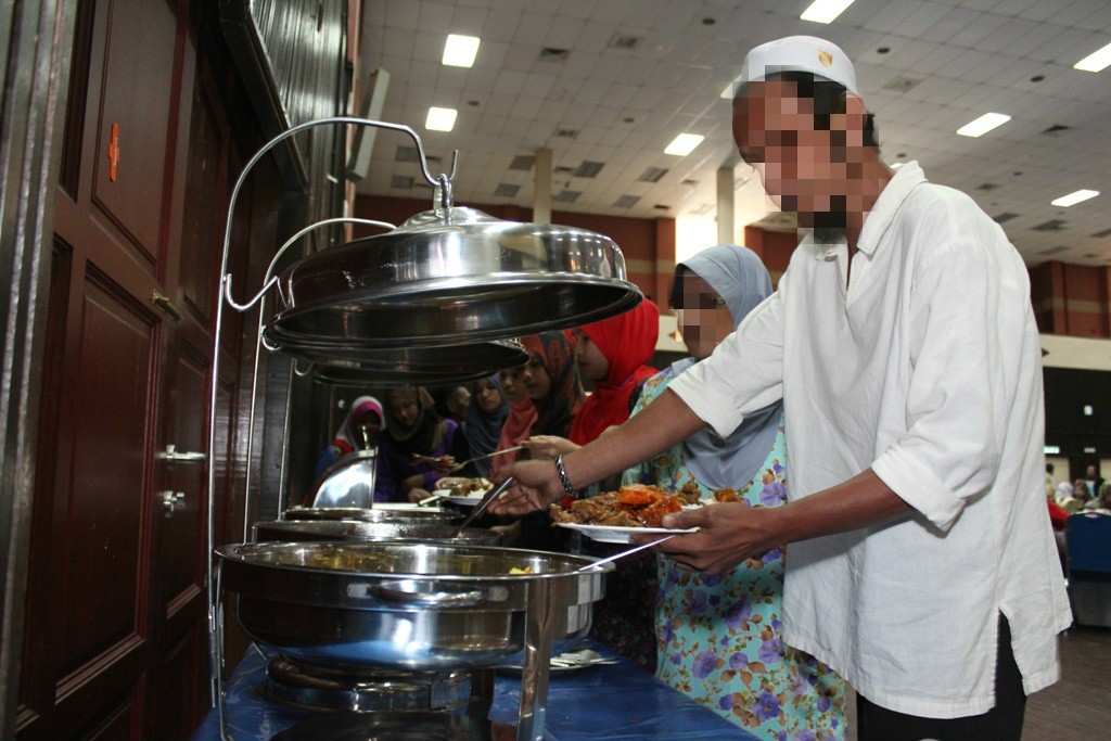 Tetamu daripada Golongan Asnaf diraikan dalam Majlis Kenduri Komuniti yang mengisi acara pelancaran RRYC Kampus Kesihatan USM.