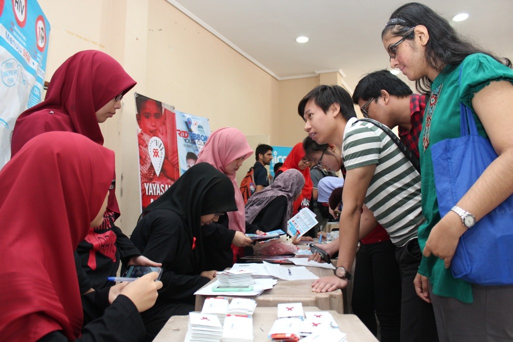 Pelajar Kampus Kesihatan USM mendaftarkan diri sebagai ahli Kelab Belia Riben Merah (RRYC) Yayasan AIDS Malaysia sewaktu acara Jelajah Kampus RRYC edisi Kampus Kesihatan USM.