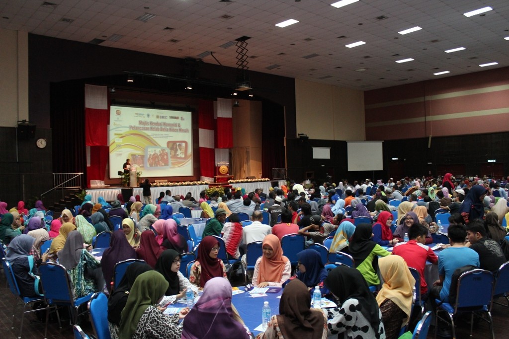 ​Suasana Dewan Utama Kampus Kesihatan USM padat dengan kehadiran lebih 250 orang pelajar Kampus Kesihatan USM yang menyertai Majlis Kenduri Komuniti selain wakil-wakil daripada agensi-agensi kerajaan pusat dan tempatan, badan-badan keagamaan, sektor korporat serta pertubuhan-pertubuhan komuniti akar umbi.