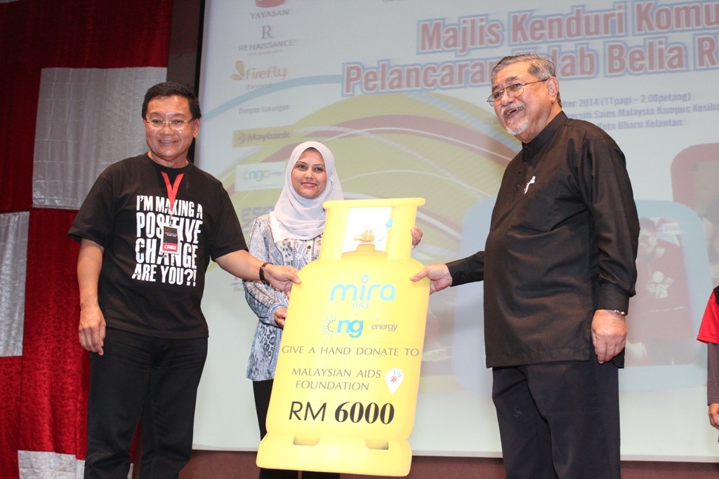 ​Pengurus Besar NGC Energy Sdn. Bhd. Puan Julianna Kamaruddin (tengah) menyerahkan sumbangan bernilai RM6,000 kepada Setiausaha Kehormat Yayasan AIDS Malaysia En. Hisham Hussein (kiri) sambil disaksikan Presiden SAHABAT Tan Sri Mohd Zaman Khan Rahim Khan (kanan). 