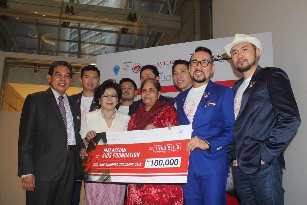 A RM 100,000 donation from Kingsmen to the Malaysian AIDS Foundation (MAF) “fast-tracks” the Ending AIDS Begins Now campaign. Front from left: Dato’ Seri Dr. Hilmi Bin Haji Yahaya, Deputy Minister of Health Malaysia; Dato’ Maznah Binti Abdul Jalil, Honorary Treasurer, MAF; Datuk Dr. Raj Karim, Trustee, MAF; and Datuk Kelvin Tan, Red Ribbon Business Icon, MAF. Photo © 2016 Malaysian AIDS Council & Malaysian AIDS Foundation.